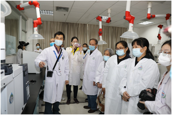 1.參觀群眾認真觀看藥品生產(chǎn)流水線（藍必賢）