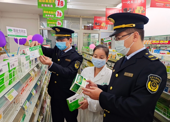 圖為10月5日執(zhí)法人員在一家藥店檢查。
