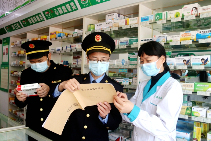 圖為11月9日執(zhí)法人員在一家藥店檢查。