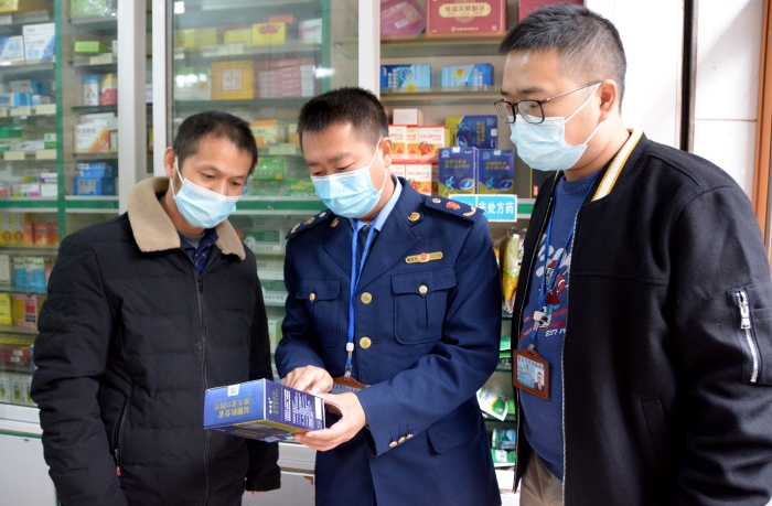 圖為執(zhí)法人員在一藥店檢查“四類藥品”實名登記情況。