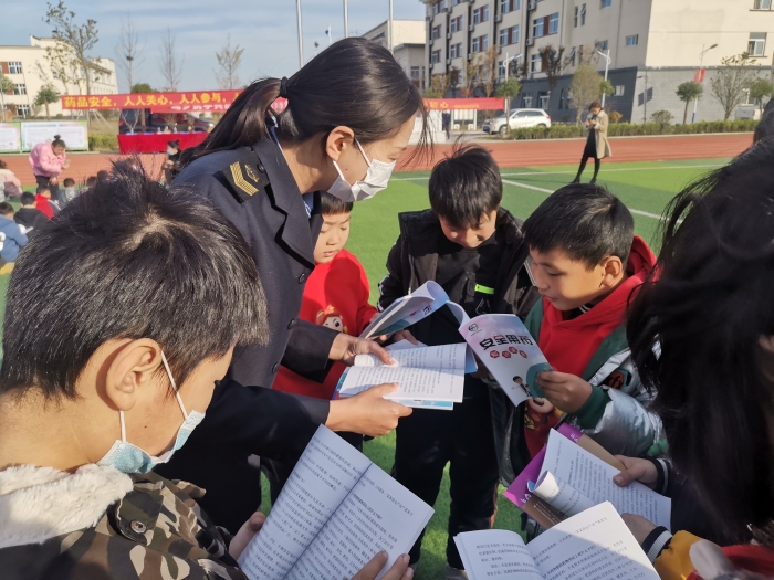 圖為工作人員為小學(xué)生講解安全用藥科普知識(shí)。