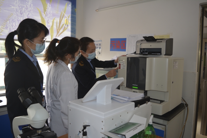 圖為執(zhí)法人員在醫(yī)療單位檢查全自動五分類血球分析儀。