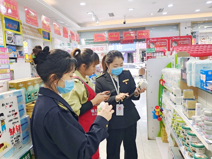 圖為四川省眉山市市場(chǎng)監(jiān)管局監(jiān)管人員開(kāi)展兒童化妝品專(zhuān)項(xiàng)檢查