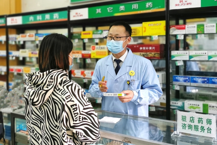 胥向平為顧客講解藥品知識