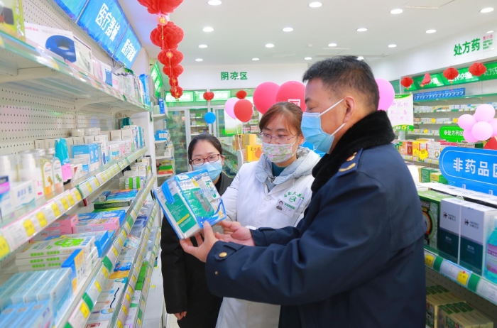圖為該局監(jiān)管人員在一家藥店檢查。（楊發(fā)苗 攝）