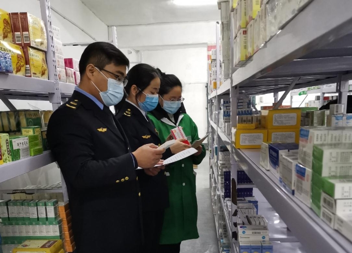 圖為該分局監(jiān)管人員在一家藥品零售連鎖企業(yè)檢查。