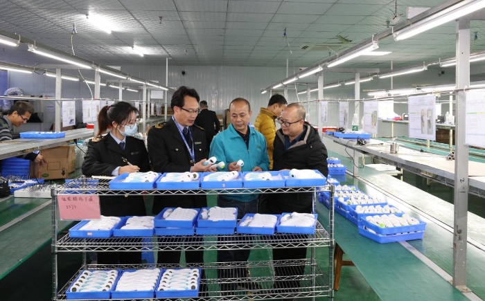 圖為河池檢查分局深入額溫槍生產(chǎn)企業(yè)現(xiàn)場檢查指導(dǎo)