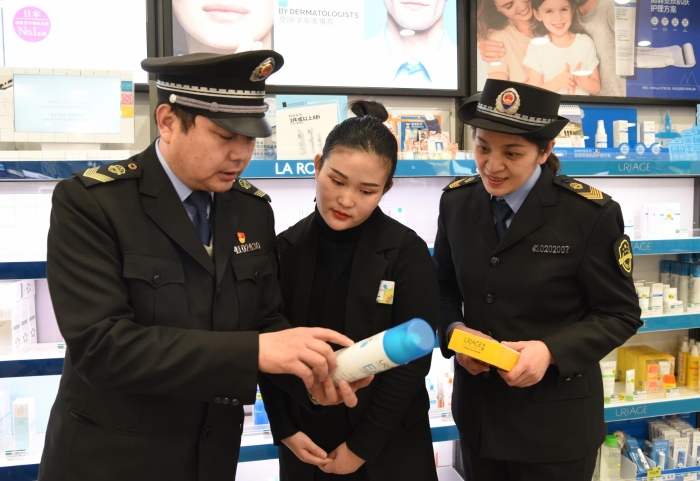 圖為開封市市場監(jiān)管部門執(zhí)法人員正在一家化妝品經(jīng)營企業(yè)開展化妝品檢查。