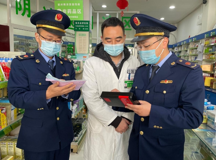 圖為該局執(zhí)法人員正在一家藥店經(jīng)銷的冬季滋補類藥品的進(jìn)出臺帳信息進(jìn)行認(rèn)真核查。