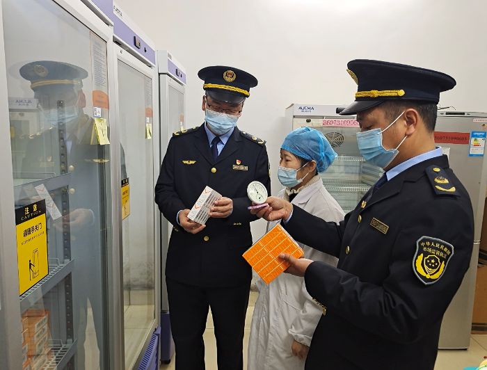 圖為1月5日?qǐng)?zhí)法人員在一家鄉(xiāng)鎮(zhèn)衛(wèi)生院檢查疫苗質(zhì)量。
