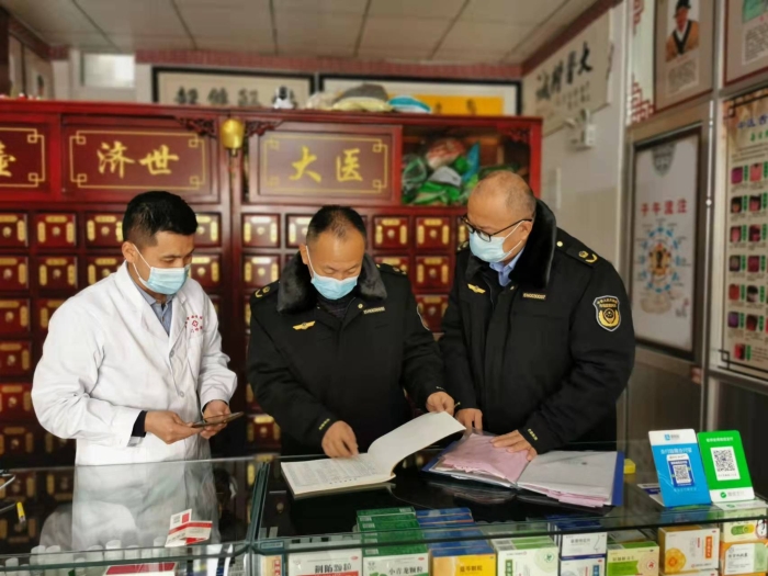 圖為監(jiān)管人員在一家門診檢查。
