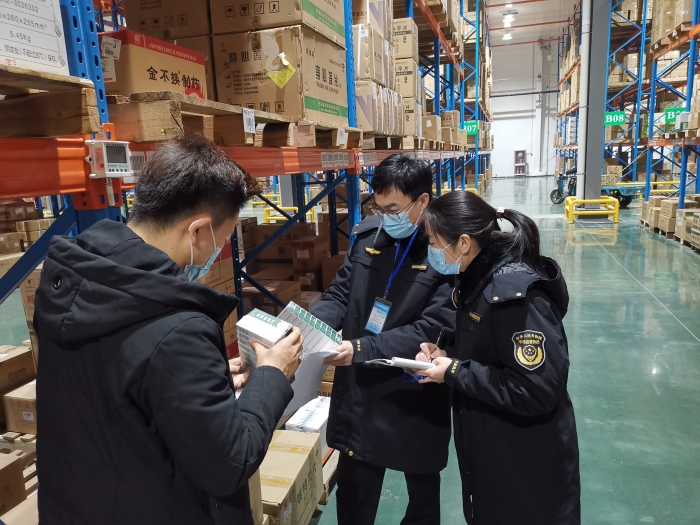 圖為檢查現(xiàn)場。（顏彩虹 攝）