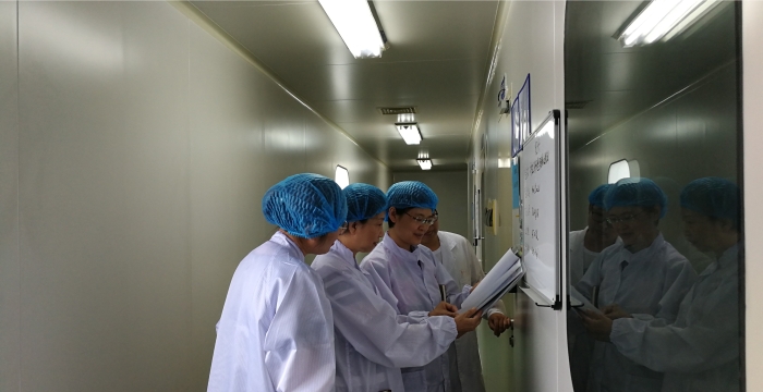 圖為區(qū)域檢查第一分局監(jiān)管人員在轄區(qū)調(diào)研MAH制度下研究機(jī)構(gòu)類企業(yè)質(zhì)量安全風(fēng)險。