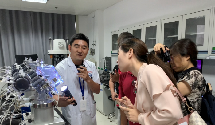   圖為山東省醫(yī)療器械和藥品包裝檢驗(yàn)研究院工作人員在檢驗(yàn)室開放日活動中向公眾介紹人工心臟瓣膜檢驗(yàn)過程。