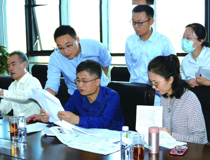 圖為山東省藥品不良反應(yīng)監(jiān)測中心工作人員現(xiàn)場指導(dǎo)企業(yè)開展醫(yī)療器械不良事件監(jiān)測工作。（趙玉娟 攝）