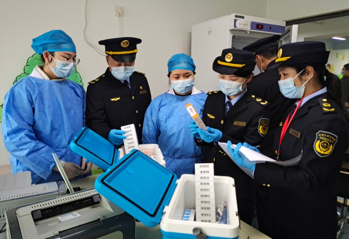 圖為1月20日執(zhí)法人員在一家鄉(xiāng)鎮(zhèn)衛(wèi)生院檢查疫苗。