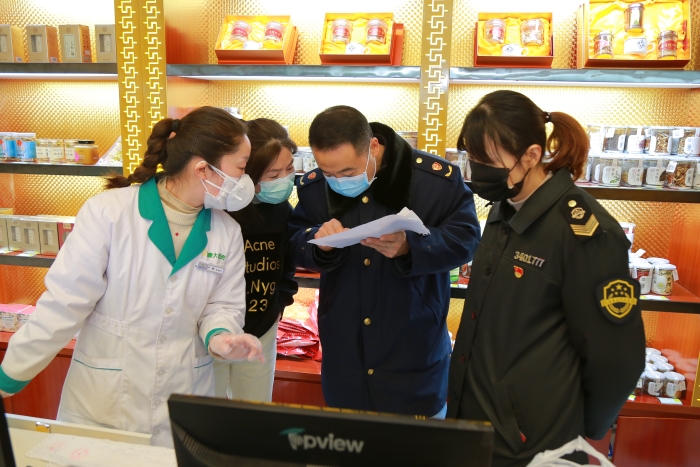 圖為2月7日，該局監(jiān)管人員在一家經(jīng)營企業(yè)開展檢查。