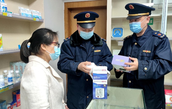 圖為該局執(zhí)法人員在一家電商企業(yè)檢查線下藥械質(zhì)量。