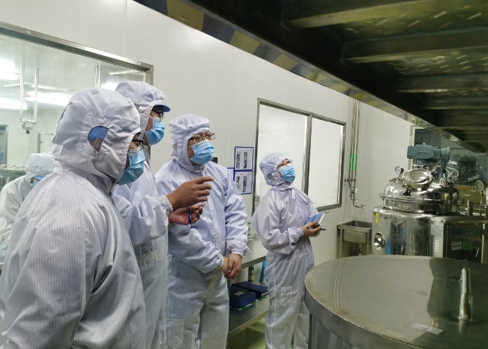 圖為1月14日，監(jiān)管人員在特殊藥品生產(chǎn)企業(yè)口服溶液劑生產(chǎn)線開展檢查。