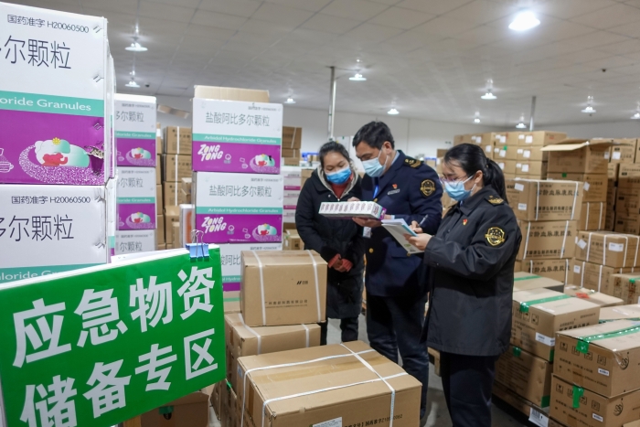 圖為廣西壯族自治區(qū)藥監(jiān)局百色檢查分局實(shí)地檢查防疫藥品質(zhì)量安全。（黃丹 攝）