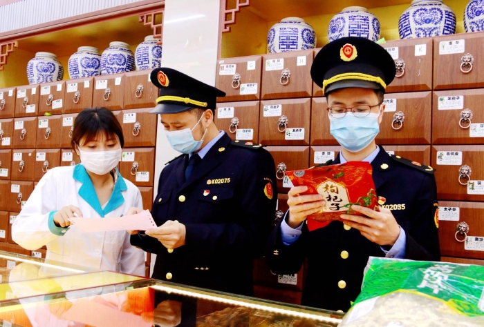 圖為2月14日，該局執(zhí)法人員在一家零售藥店檢查中藥飲片質(zhì)量。