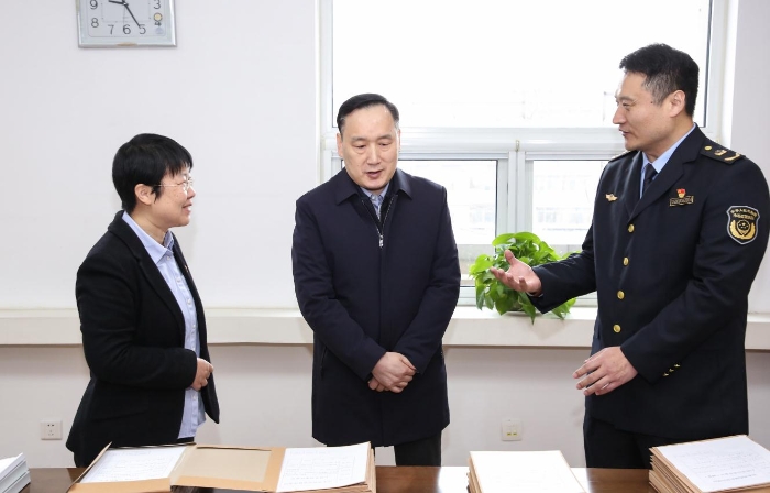 圖為吳承丙（中）在山東省藥監(jiān)局執(zhí)法監(jiān)察局調研