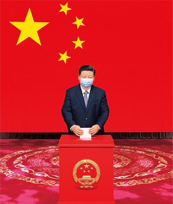 2021年11月5日，中共中央總書記、國家主席、中央軍委主席習近平在北京市西城區(qū)中南海選區(qū)懷仁堂投票站參加區(qū)人大代表選舉投票。 新華社記者 鞠鵬/攝