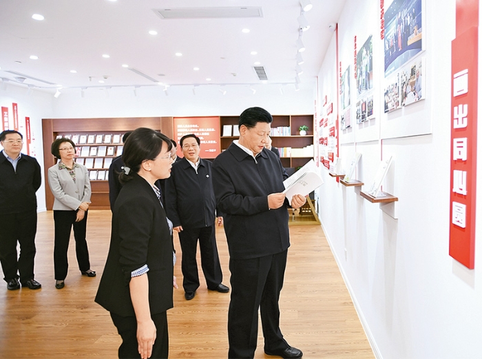 2019年11月2日至3日，中共中央總書記、國家主席、中央軍委主席習近平在上海考察。這是2日下午，習近平在長寧區(qū)虹橋街道古北市民中心考察，了解社區(qū)開通社情民意直通車、服務基層群眾參與立法工作等情況。 新華社記者 謝環(huán)馳/攝