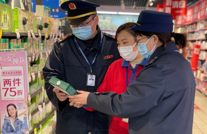 圖為檢查現(xiàn)場