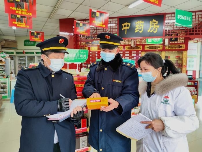 圖為執(zhí)法人員人員在一家藥店檢查。