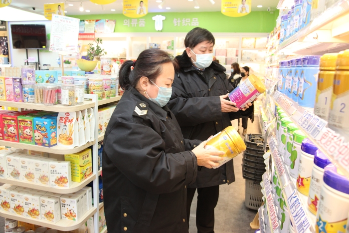 圖為執(zhí)法人員檢查配方奶粉。