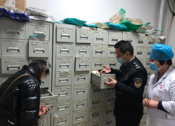 圖為庫(kù)爾勒市執(zhí)法人員對(duì)中藥材進(jìn)行檢查。