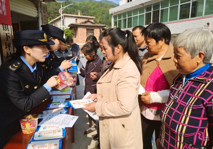 圖為工作人員為群眾講解食品安全知識。