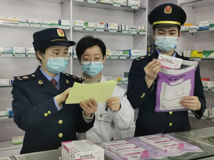 圖為執(zhí)法人員對一家藥店的婦科用藥開展抽樣檢查。