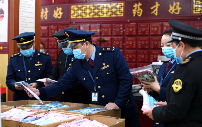 圖為執(zhí)法人員在一家藥店檢查。