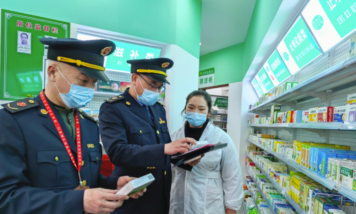 圖為執(zhí)法人員檢查“四類藥品”銷售登記情況。