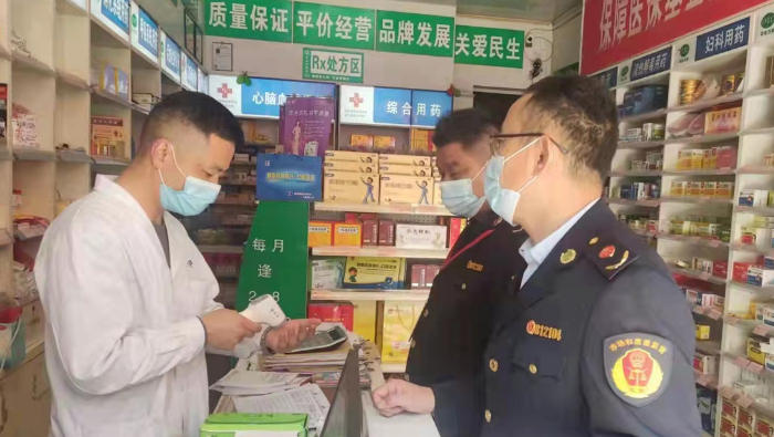 圖為執(zhí)法人員在一家藥店檢查。