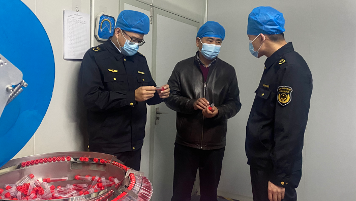 圖為執(zhí)法人員對(duì)醫(yī)療器械進(jìn)行抽查。