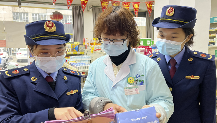 圖為執(zhí)法人員檢查新冠病毒抗原檢測試劑購銷記錄。