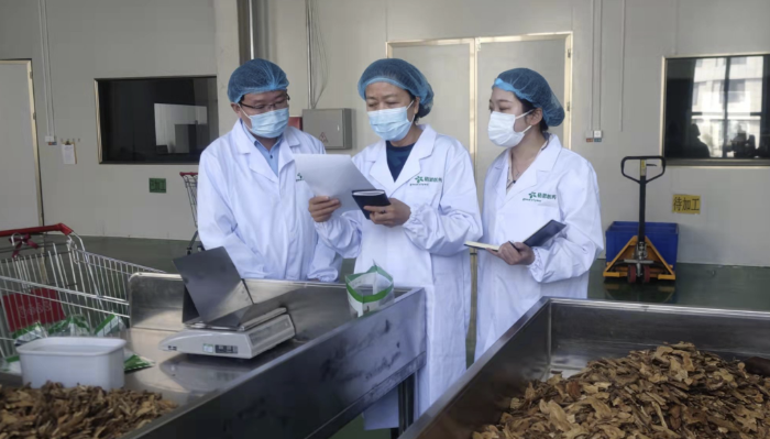 圖為執(zhí)法人員對(duì)防疫用中藥飲片質(zhì)量進(jìn)行監(jiān)督檢查。