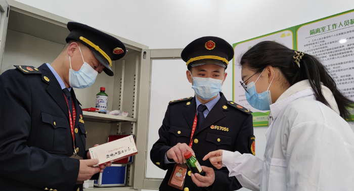 圖為執(zhí)法人員正在一家幼兒園醫(yī)務(wù)室檢查藥品質(zhì)量。