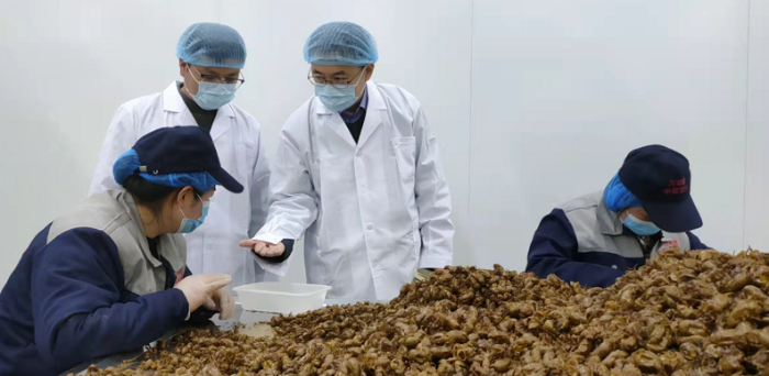 圖為執(zhí)法人員在中藥飲片生產(chǎn)企業(yè)進(jìn)行現(xiàn)場檢查。