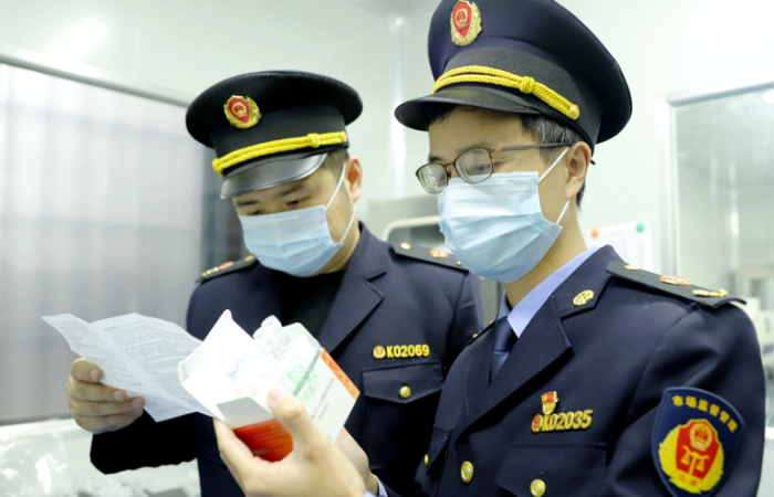 圖為執(zhí)法人員在一家檢測(cè)機(jī)構(gòu)檢查。