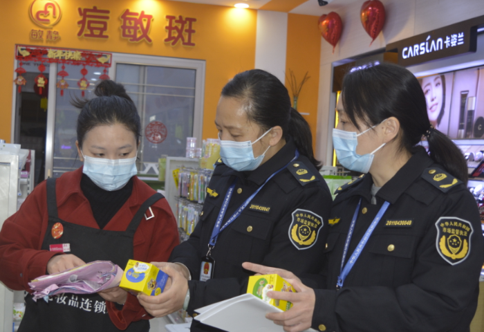 圖為執(zhí)法人員在化妝品經(jīng)營單位檢查。