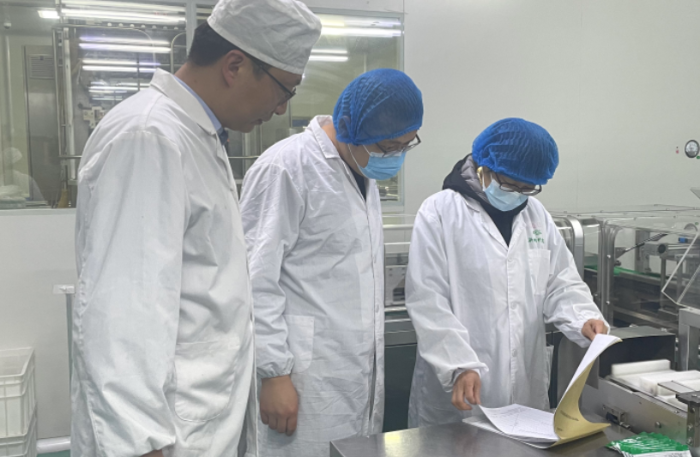 圖為執(zhí)法人員在一家藥品生產(chǎn)企業(yè)抽樣檢查。