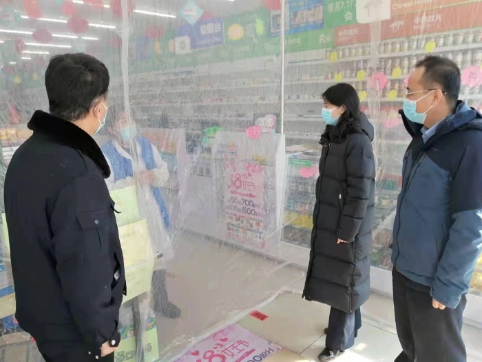 圖為吉林省藥監(jiān)局黨組成員、副局長(zhǎng)藍(lán)翁弛（中），藥品安全總監(jiān)李金波檢查藥店疫情防控情況。