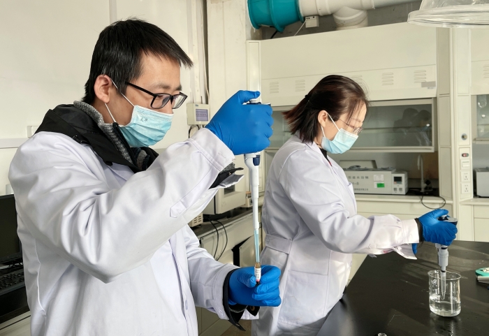 圖為檢驗(yàn)人員檢驗(yàn)防護(hù)用品環(huán)氧乙烷殘留項(xiàng)目。