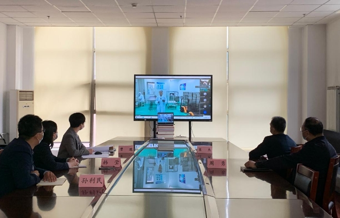 圖為山東省食品藥品審評查驗中心通過視頻會議了解企業(yè)生產車間情況。齊桂榕 攝