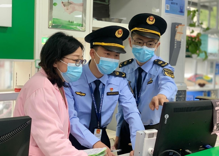 圖為該分局執(zhí)法人員對(duì)一家藥店的藥品上報(bào)記錄進(jìn)行核對(duì)。