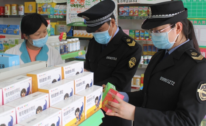 圖為執(zhí)法人員在藥店進行檢查。